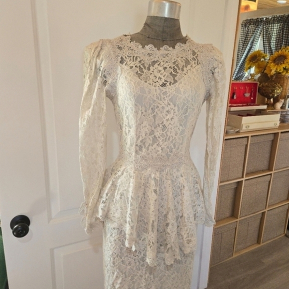 Vintage Silver White Cachet By Bari Protas Lace Wedding Peplum Dress, SIZE 7/8 - Picture 5 of 16